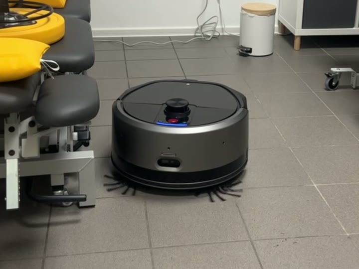 RV3 bei InterThera Dortmund im Behandlungsraum neben der Liege